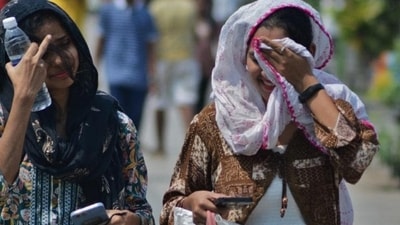People are seen protecting themselves from the heat. (Praful Gangurde / HT Photo) People are seen protecting themselves from the heat. (Praful Gangurde / HT Photo)