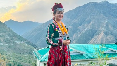 Kangana Ranaut was seen posing solo for pictures in her colourful traditioanl look during the Cgamba trip. She wore a Himachali cap with her green top and red skirt ensemble. Kangana Ranaut was seen posing solo for pictures in her colourful traditioanl look during the Cgamba trip. She wore a Himachali cap with her green top and red skirt ensemble.