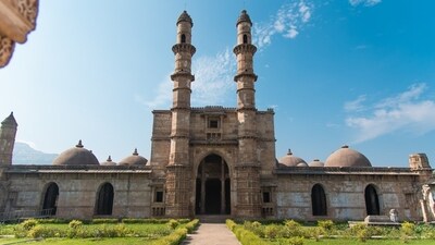 Champaner-Pavagadh Archeological Park, Gujarat: Nestled amidst Gujarat’s Panchmahal Hills lies the Champaner-Pavagadh Archeological Park, a UNESCO World Heritage Site, that unfolds a captivating story of architectural and cultural fusion. Explore a unique blend of Hindu and Islamic architecture, including the majestic Jami Masjid, the largest mosque in Gujarat, the Jain temples and the Kalika Mata Temple. Travellers can also enjoy panoramic views fromatop Pavagadh Hill and savour delicious Gujarati thalis and local delicacies in nearby Vadodara. (Unsplash)