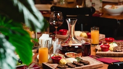 The Taste by Vir Sanghvi: Should hotels run restaurants? (Freepik) The Taste by Vir Sanghvi: Should hotels run restaurants? (Freepik)