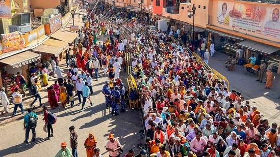 Devotees started flocking to the ghats at night. 'Darshan' started at Ram Temple at 3:30 am, according to officials.(PTI)