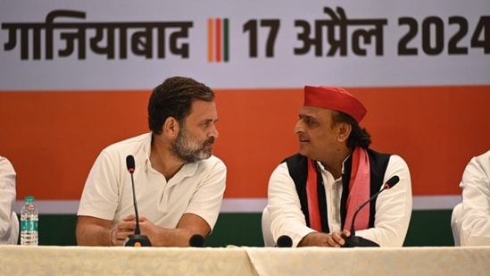 Congress leader Rahul Gandhi and Samajwadi Party chief Akhilesh Yadav in Ghaziabad on Wednesday. (Ajay Aggarwal/HT photo)