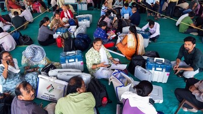 Polling staff collect EVM machines and VVPATs, and wait to leave for their respective polling stations in Nagpur, Maharashtra. (ANI) Polling staff collect EVM machines and VVPATs, and wait to leave for their respective polling stations in Nagpur, Maharashtra. (ANI)