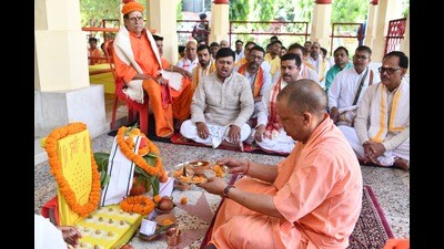 CM Yogi Adityanath performing the ritual for Rudra Mahayagya in premises of Gorakhnath temple on Thursday (HT Photo)