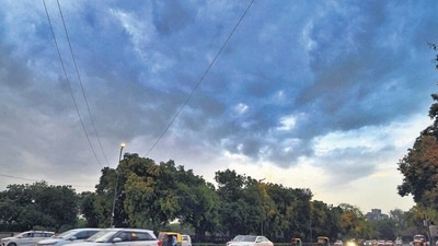 Delhi on Thursday recorded a minimum temperature of 20.9°C, which was a degree below normal. (Arvind Yadav/HT Photo)