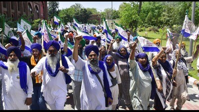 Kisan Mazdoor Sangharsh Committee activists protesting outside SSP (Amritsar rural) office on Wednesday. (Sameer Sehgal/ht) Kisan Mazdoor Sangharsh Committee activists protesting outside SSP (Amritsar rural) office on Wednesday. (Sameer Sehgal/ht)