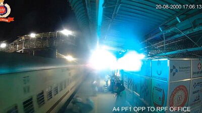 Snapshot of RPF constable rushing to saving a passenger's life. (X/@RPF_INDIA) Snapshot of RPF constable rushing to saving a passenger's life. (X/@RPF_INDIA)