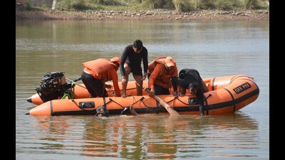 Rescue team of the National Disaster Relief Force fishing out the body of two man from a reservoir in Panchkula on Thursday. (Sant Arora /HT)