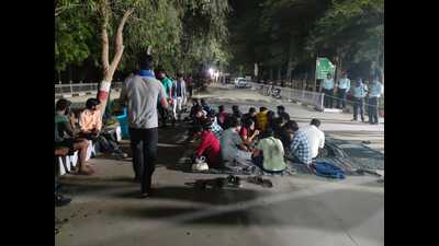 Students protesting outside the residence of BBAU VC (Sourced) Students protesting outside the residence of BBAU VC (Sourced)