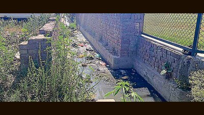 The clogged and open sewerage system at Jodhan village in Ludhiana on Thursday. (HT Photo) The clogged and open sewerage system at Jodhan village in Ludhiana on Thursday. (HT Photo)