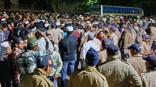 Nainital SSP addresses a Muslim crowd. (HT Photo) Nainital SSP addresses a Muslim crowd. (HT Photo)