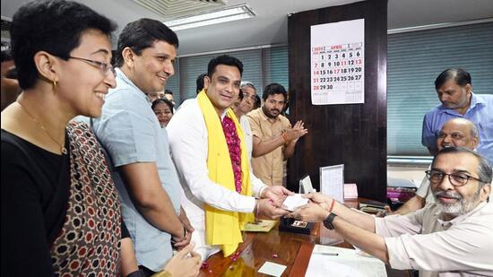AAP councillor Mahesh Khichi files his nominations for the post on Thursday. (Sanjeev Verma/HT Photo)