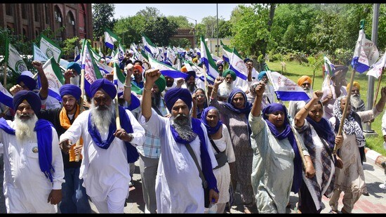 Kisan Mazdoor Sangharsh Committee activists protesting outside SSP (Amritsar rural) office on Wednesday. (Sameer Sehgal/ht)