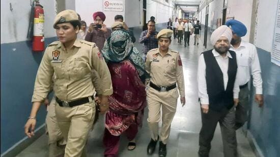 Police personnel taking Neelam murder convict to court before the judgment, in Ludhiana on Thursday. (Gurpreet Singh/Hindustan Times)