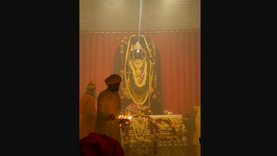 Arun Yogiraj, who shaped the sculpture of Ram Lalla, shared this photo of 'Surya Tilak' on X. (X/@yogiraj_arun)