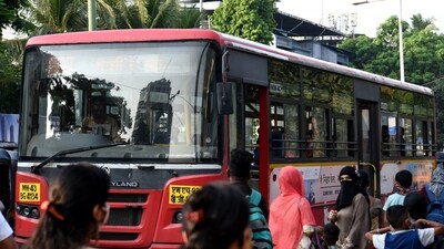 Commuters line up to board one of the Navi Mumbai Municipal Transport buses in Vashi as MSRTC employees go on strike. (BACHCHAN KUMAR/HT PHOTO) Commuters line up to board one of the Navi Mumbai Municipal Transport buses in Vashi as MSRTC employees go on strike. (BACHCHAN KUMAR/HT PHOTO)