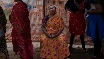 An elderly woman waits to cast her vote in Chennai, Tamil Nadu.&nbsp; (Altaf Qadri / AP)