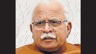 Addressing the media in Jind, former Haryana chief minister Manohar Lal Khattar said the people who are opposing BJP-JJP candidates are ‘crazy’ and said that the protests are only benefitting the saffron party. (HT File)