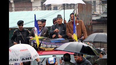 DPAP’s chairperson Ghulam Nabi Azad and party’s Anantnag candidate Saleem Paray during a rally ahead of filing the latter’s nomination papers. (ANI)