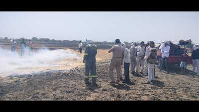 Firefighters dousing fire in a rural crop field, Prayagraj (HT) Firefighters dousing fire in a rural crop field, Prayagraj (HT)