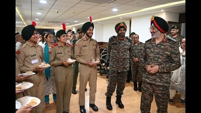 Lt Gen Gurbirpal Singh interacting with NCC cadets at the joint directorate of Punjab, Haryana, Himachal Pradesh and Chandigarh. (HT photo)