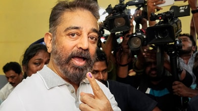 Veteran actor and Makkal Needhi Maiam founder Kamal Haasan, who campaigned for the DMK-Congress alliance in the LS polls voted at Teynampet in Chennai.&nbsp; (PTI)