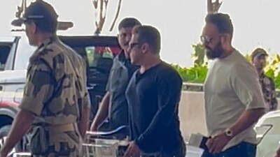 Salman Khan with his bodyguard Shera and security personnel at Mumbai airport. Salman Khan with his bodyguard Shera and security personnel at Mumbai airport.