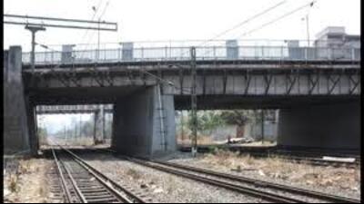 The frequent technical snags at the crossing make the situation even worse. Commuters, residents and villagers had to face a lot of inconvenience due to the faulty level crossing. (HT File photo for presentation) The frequent technical snags at the crossing make the situation even worse. Commuters, residents and villagers had to face a lot of inconvenience due to the faulty level crossing. (HT File photo for presentation)