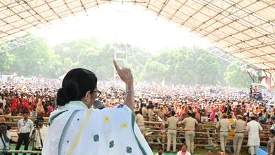 West Bengal chief minister Mamata Banerjee address an election rally in Jangipur at Murshidabad on Friday (HT PHoto) West Bengal chief minister Mamata Banerjee address an election rally in Jangipur at Murshidabad on Friday (HT PHoto)