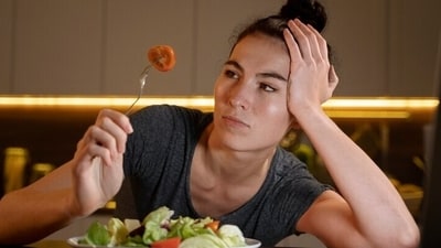 2. Loss of appetite: Unexpected decrease in hunger leading to weight loss indicate towards liver issues. (Freepik) 2. Loss of appetite: Unexpected decrease in hunger leading to weight loss indicate towards liver issues. (Freepik)