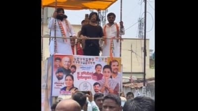 The video of a Shah Rukh Khan lookalike campaigning for the Congress in Solapur went viral.