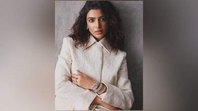 The cream Gucci jacket features a collared neckline, front button closures, padded shoulders, full-length sleeves, embossed detailing, classic tailoring, and front pockets. She teamed the blazer with a matching mini-length skirt featuring a figure-hugging silhouette. While Samantha wore the ensemble with bare legs and a covered torso, you can make it a Fall look by pairing it with thigh-high boots and a trench. (Instagram) The cream Gucci jacket features a collared neckline, front button closures, padded shoulders, full-length sleeves, embossed detailing, classic tailoring, and front pockets. She teamed the blazer with a matching mini-length skirt featuring a figure-hugging silhouette. While Samantha wore the ensemble with bare legs and a covered torso, you can make it a Fall look by pairing it with thigh-high boots and a trench. (Instagram)