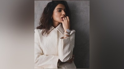 Meanwhile, Samantha chose a Serpentine jewel-encrusted watch, statement rings, and hoop earrings for the accessories. Lastly, she chose smoky eye shadow, kohl-lined eyes, feathered brows, rouge on the cheeks, glossy pink lips, beaming highlighter, and side-parted open wavy locks for the glam picks. (Instagram) Meanwhile, Samantha chose a Serpentine jewel-encrusted watch, statement rings, and hoop earrings for the accessories. Lastly, she chose smoky eye shadow, kohl-lined eyes, feathered brows, rouge on the cheeks, glossy pink lips, beaming highlighter, and side-parted open wavy locks for the glam picks. (Instagram)