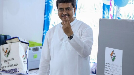 Tripura Chief Minister Manik Saha shows his finger marked with indelible ink after casting his vote for the first phase of Lok Sabha elections, in Agartala.(PTI)