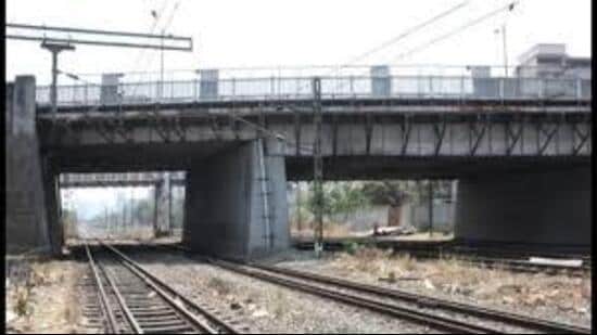 The frequent technical snags at the crossing make the situation even worse. Commuters, residents and villagers had to face a lot of inconvenience due to the faulty level crossing. (HT File photo for presentation)