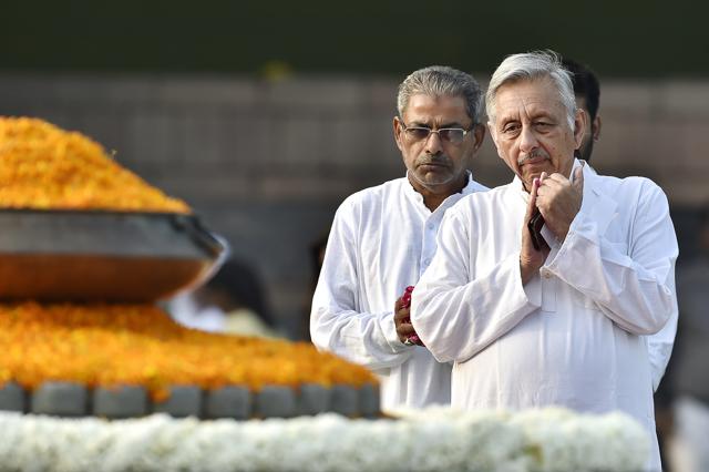 Mani Shankar Aiyar paying homage to former prime minister Rajiv Gandhi on his 75th birth anniversary at Veer Bhumi in New Delhi, India, on August 20, 2019. (Ajay Aggarwal/HT PHOTO) Mani Shankar Aiyar paying homage to former prime minister Rajiv Gandhi on his 75th birth anniversary at Veer Bhumi in New Delhi, India, on August 20, 2019. (Ajay Aggarwal/HT PHOTO)