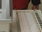  The online channel published a piece of news stating that electronic voting machines kept in the capital district have glitches.