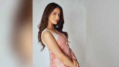 With the help of hairstylist Aliya Shaik, Rakul styled her luscious locks into soft curls, leaving them open in the middle to cascade down her shoulders and complement her gorgeous look. (Instagram/@rakulpreet) With the help of hairstylist Aliya Shaik, Rakul styled her luscious locks into soft curls, leaving them open in the middle to cascade down her shoulders and complement her gorgeous look. (Instagram/@rakulpreet)