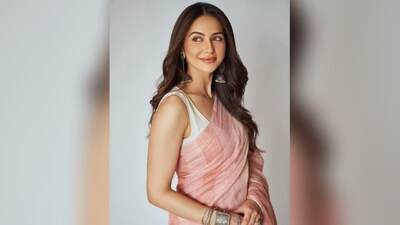 Rakul's pics quickly went viral on social media, garnering tons of likes and comments from her adoring followers who couldn't stop gushing over her ethnic look. We can't wait to see what the diva will wear next. (Instagram/@rakulpreet) Rakul's pics quickly went viral on social media, garnering tons of likes and comments from her adoring followers who couldn't stop gushing over her ethnic look. We can't wait to see what the diva will wear next. (Instagram/@rakulpreet)