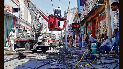 PSPCL employees working to restore power at Ghumar Mandi in Ludhiana on Saturday. (Manish/HT) PSPCL employees working to restore power at Ghumar Mandi in Ludhiana on Saturday. (Manish/HT)