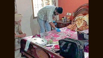 Police looking for clues at the victims’ house in Ludhiana. (HT Photo) Police looking for clues at the victims’ house in Ludhiana. (HT Photo)