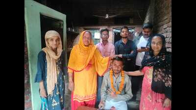 Sahim with his family. (HT)