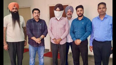 The spokesperson said after a preliminary inquiry, the VB team laid a trap during which the accused SI was caught red-handed while accepting a bribe of  ₹5,000 in the presence of two official witnesses. (HT Photo)