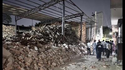 Three men and a minor girl were buried alive and two others were injured in Arjun Nagar after a wall of the Madanpuri cremation ground collapsed on Saturday evening. (Parveen Kumar/HT PHOTO)