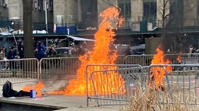 SENSITIVE MATERIAL. THIS IMAGE MAY OFFEND OR DISTURB    A person, who police identified as Max Azzarello of St. Augustine, Florida, is covered in flames outside the courthouse where former U.S. President Donald Trump's criminal hush money trial is underway, in New York, U.S., April 19, 2024. Fred Gates/Handout via REUTERS    THIS IMAGE HAS BEEN SUPPLIED BY A THIRD PARTY. MANDATORY CREDIT. NO RESALES. NO ARCHIVES (Via REUTERS)