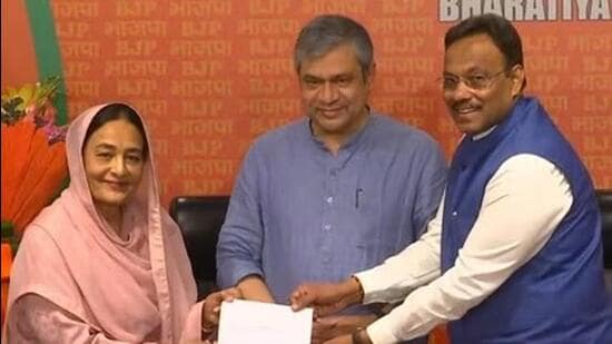 Karamjit Kaur Chaudhary, the wife of two-time Congress MP Santokh Singh Chaudhary, being welcomed into the BJP in New Delhi on Saturday. (HT Photo)