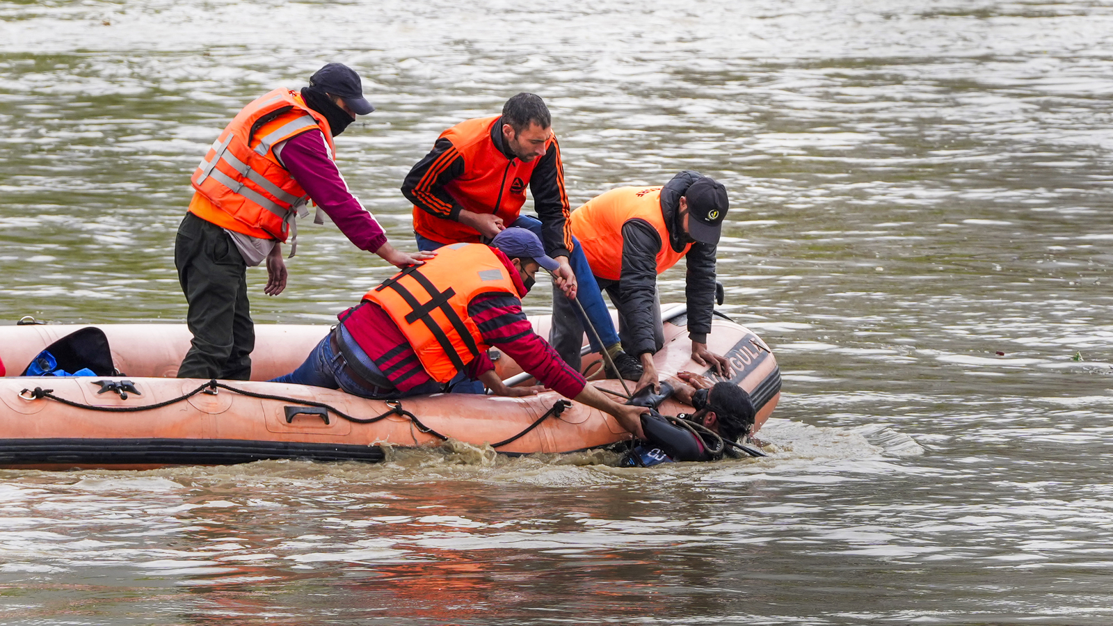 Six more bodies found day after boat capsized in Odisha, toll at eight - Vimarsana News