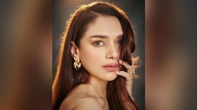 With the help of hair and make-up artist Charlotte Wang, Aditi styled her luscious locks into soft curls, leaving them open at the sides to cascade down her shoulders. (Instagram/@aditiraohydari) With the help of hair and make-up artist Charlotte Wang, Aditi styled her luscious locks into soft curls, leaving them open at the sides to cascade down her shoulders. (Instagram/@aditiraohydari)
