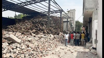 A 30-feet-long crematorium ground wall collapsed in Arjun Nagar on Saturday night killing five people near Pataudi Chowk, in Gurugram. (Parveen Kumar/HT PHOTO)