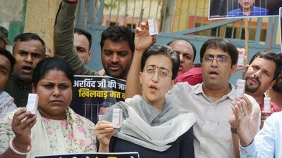AAP leader Atishi with party workers carrying vials of insulin protest at gate no. 4 of Tihar jail on Sunday. (Vipin Kumar/HT Photo) AAP leader Atishi with party workers carrying vials of insulin protest at gate no. 4 of Tihar jail on Sunday. (Vipin Kumar/HT Photo)